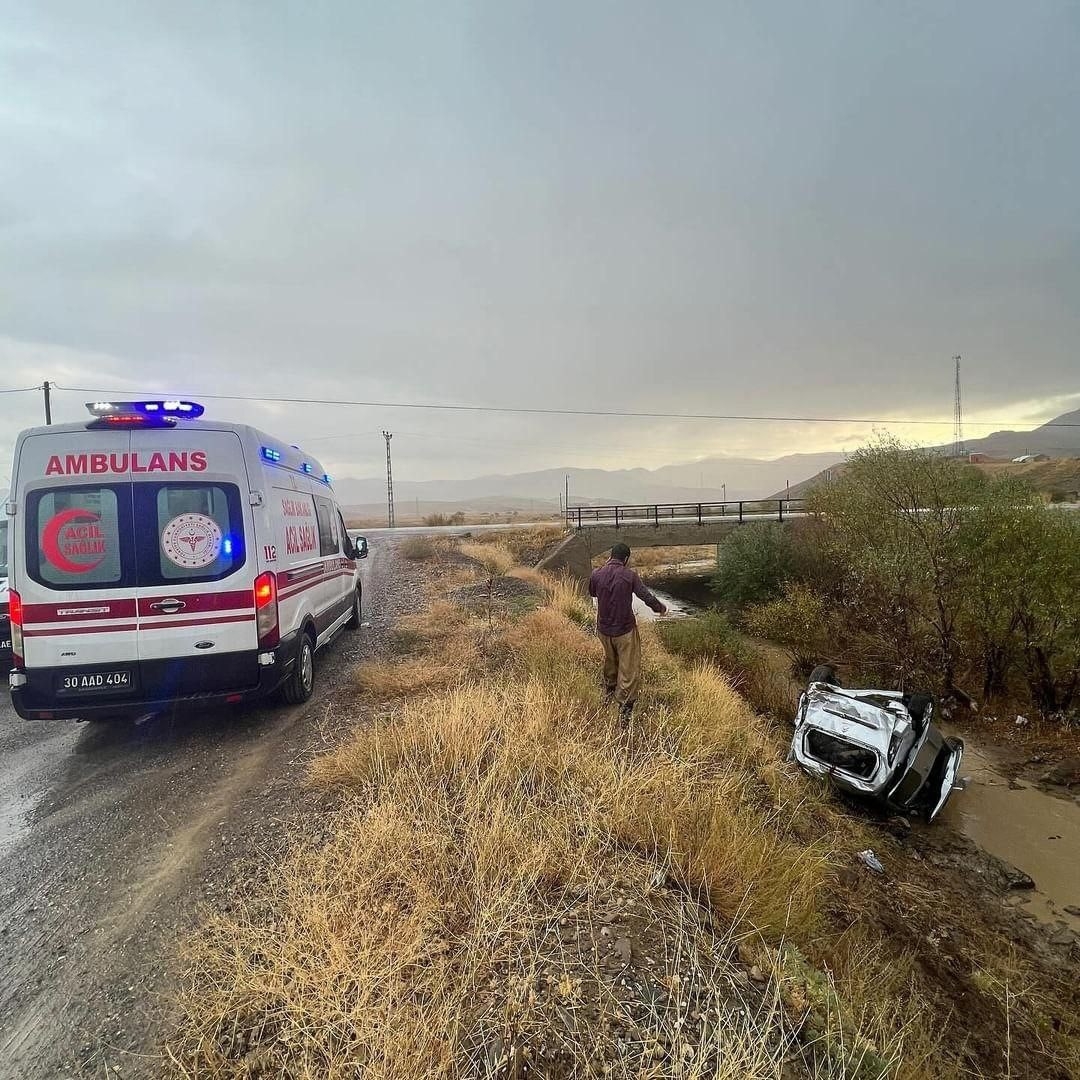 Köpekten kaçarken kaza yaptı: 2 yaralı