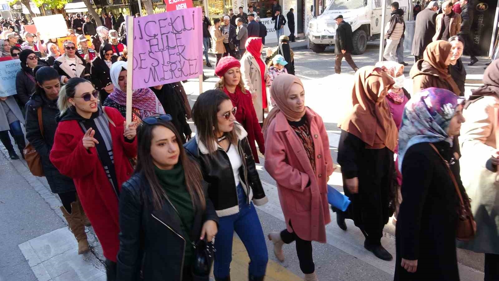 Van'da "Kadına Şiddete Hayır" yürüyüşü yapıldı