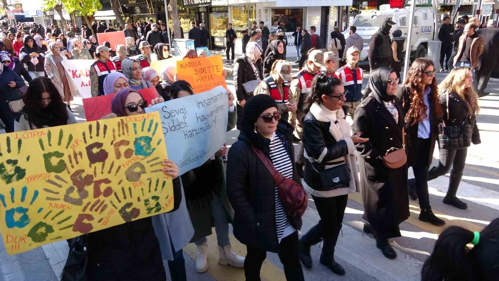 Van'da "Kadına Şiddete Hayır" yürüyüşü yapıldı