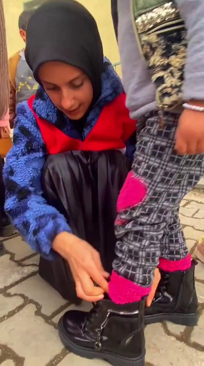 Doğubayazıt Kızılay'dan çocuklara kış yardımı (Videolu Haber)