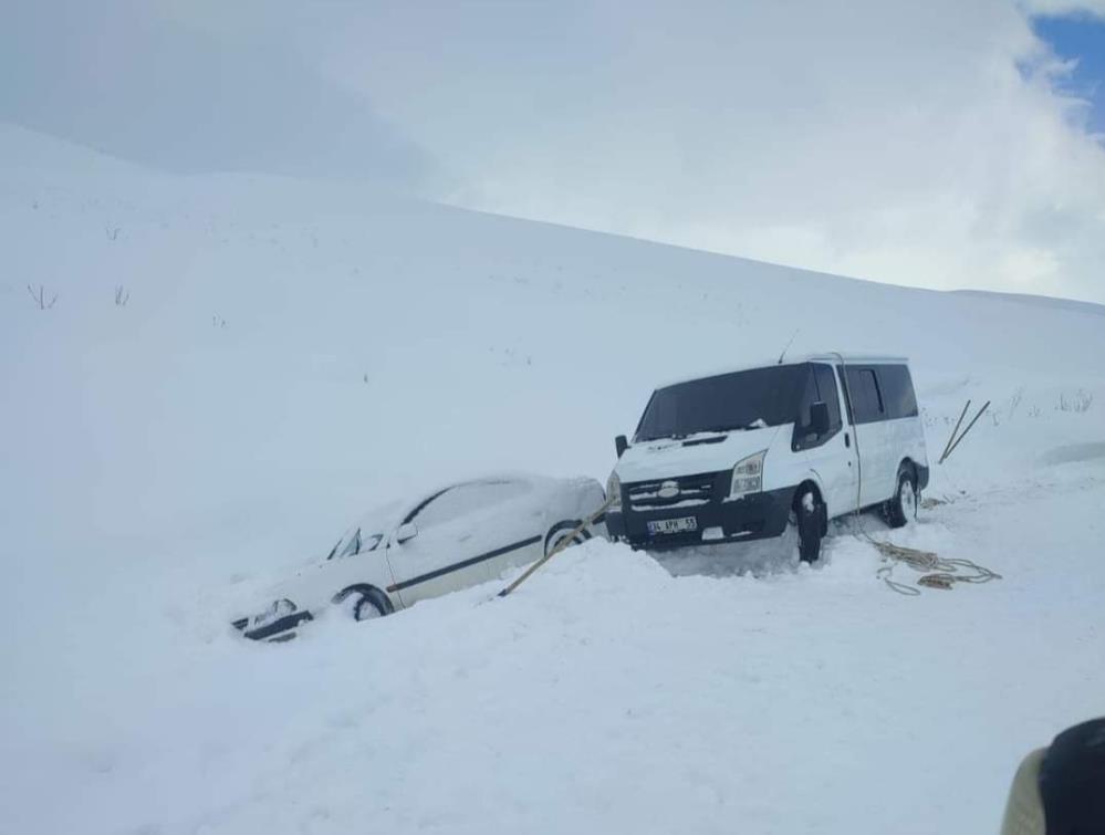 Van-Özalp'ta kar nedeniyle yolda mahsur kalan araçlar kurtarıldı