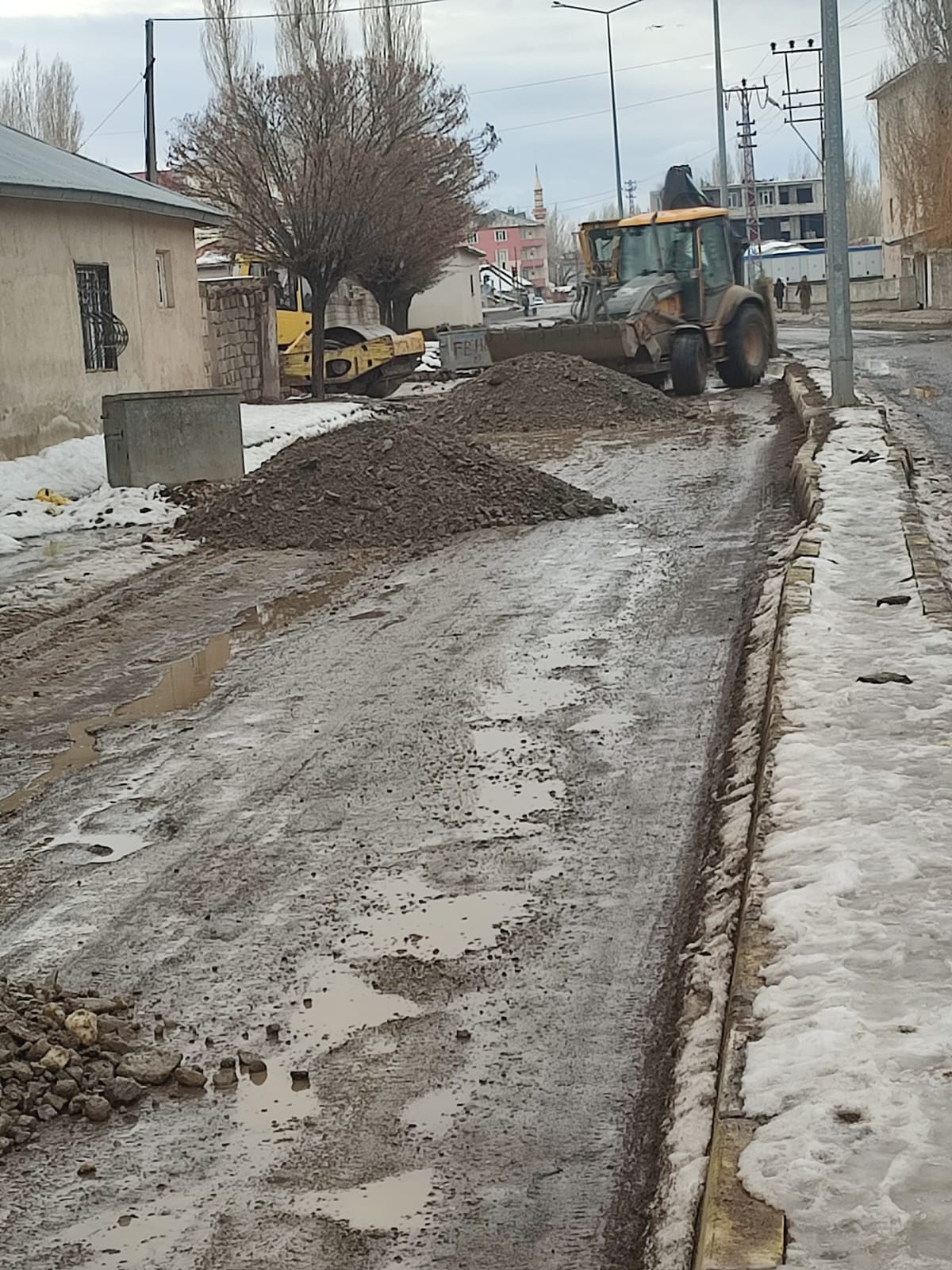 Patnos Belediyesi yol düzenleme çalışmalarına devam ediyor