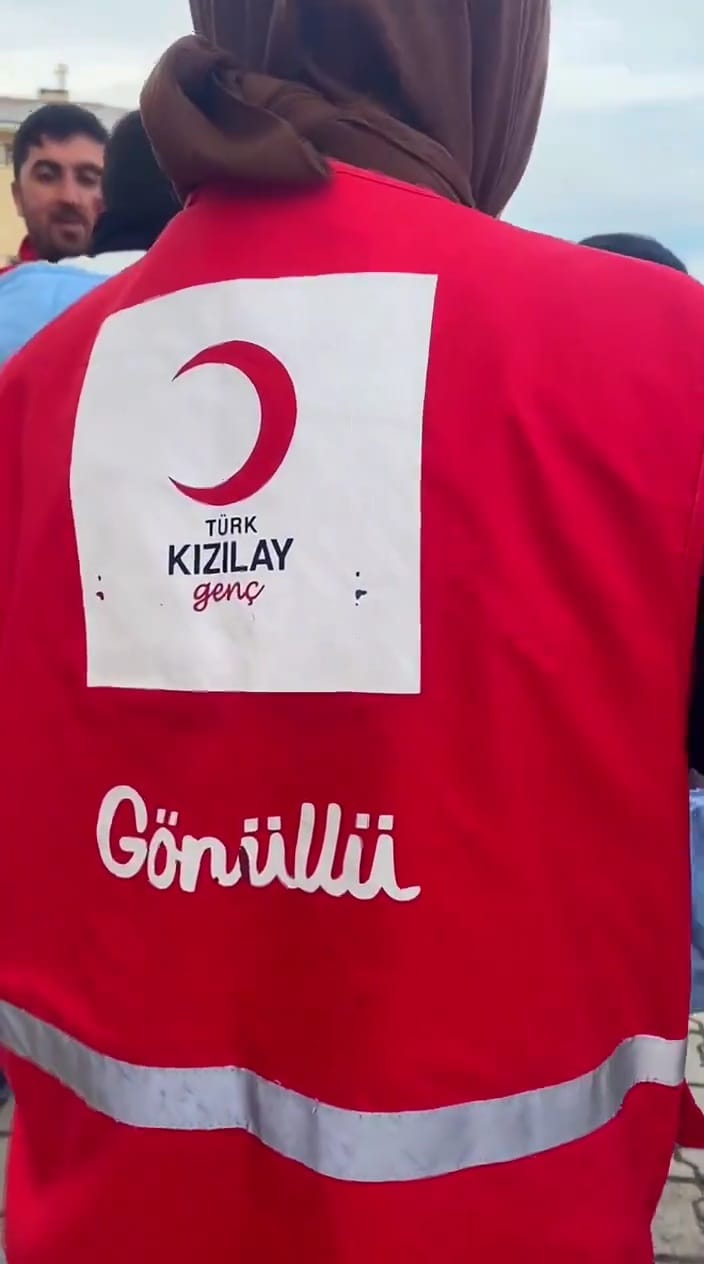 Doğubayazıt Kızılay'dan çocuklara kış yardımı (Videolu Haber)