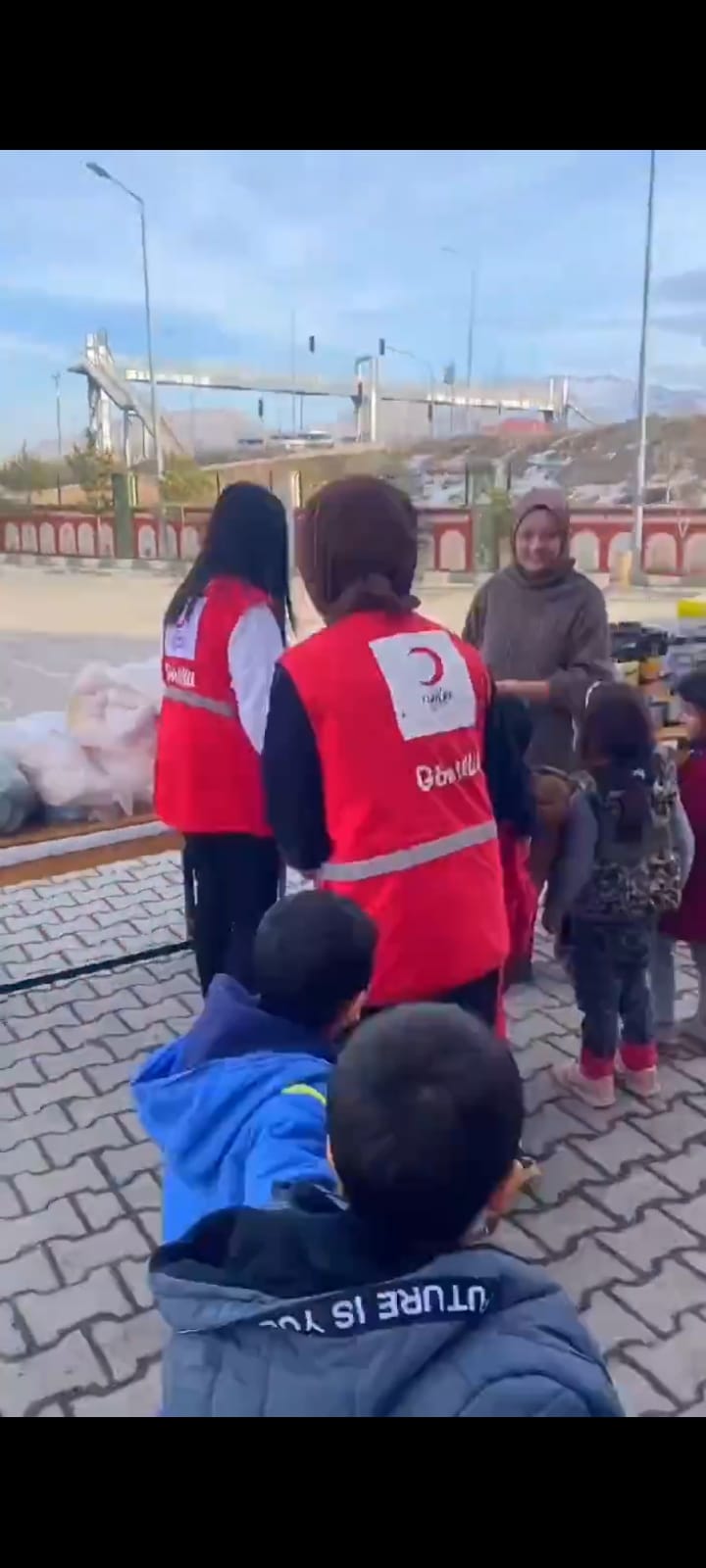 Doğubayazıt Kızılay'dan çocuklara kış yardımı (Videolu Haber)