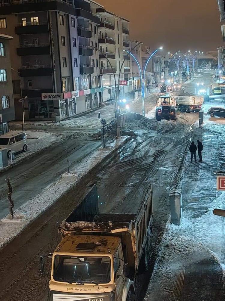 Van-Özalp'ta kar nedeniyle yolda mahsur kalan araçlar kurtarıldı