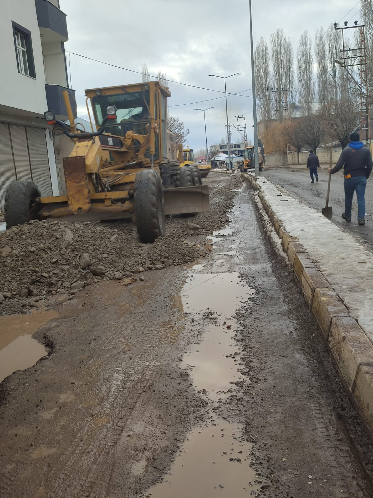 Patnos Belediyesi yol düzenleme çalışmalarına devam ediyor