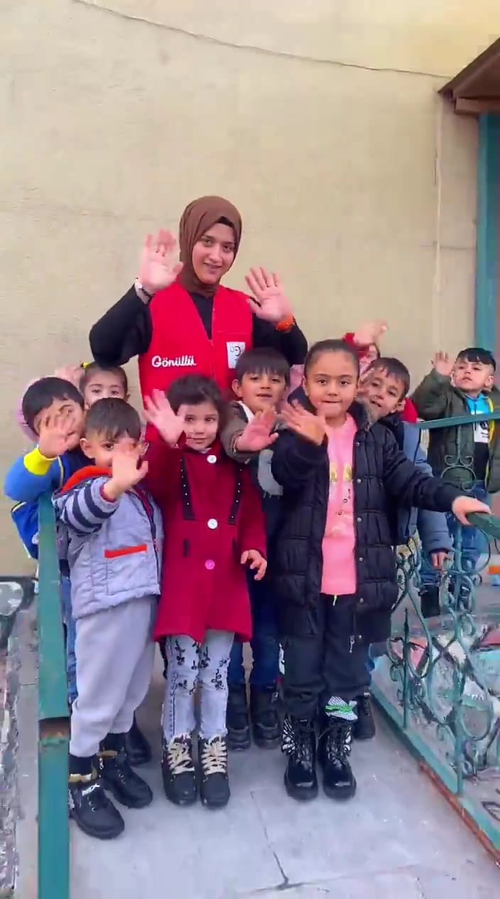 Doğubayazıt Kızılay'dan çocuklara kış yardımı (Videolu Haber)