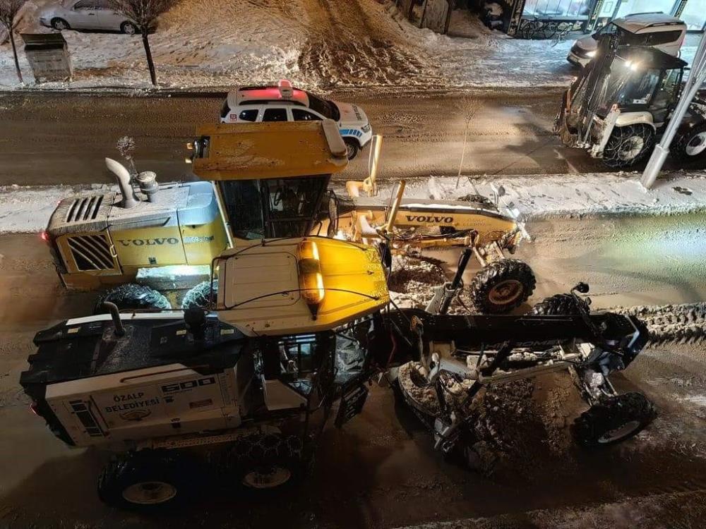 Van-Özalp'ta kar nedeniyle yolda mahsur kalan araçlar kurtarıldı