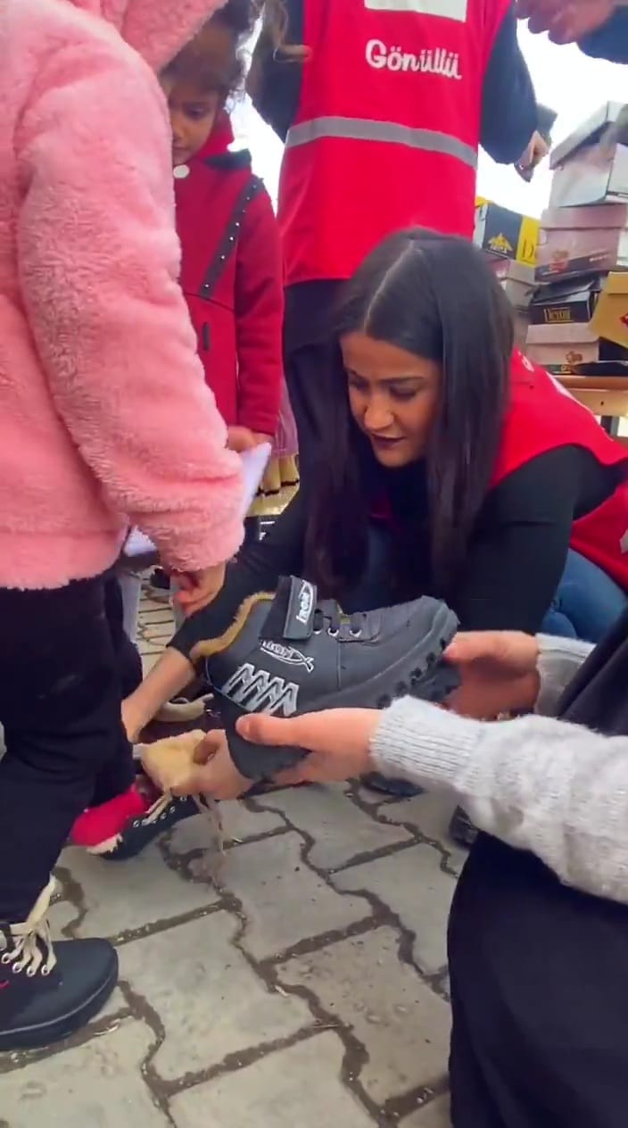 Doğubayazıt Kızılay'dan çocuklara kış yardımı (Videolu Haber)