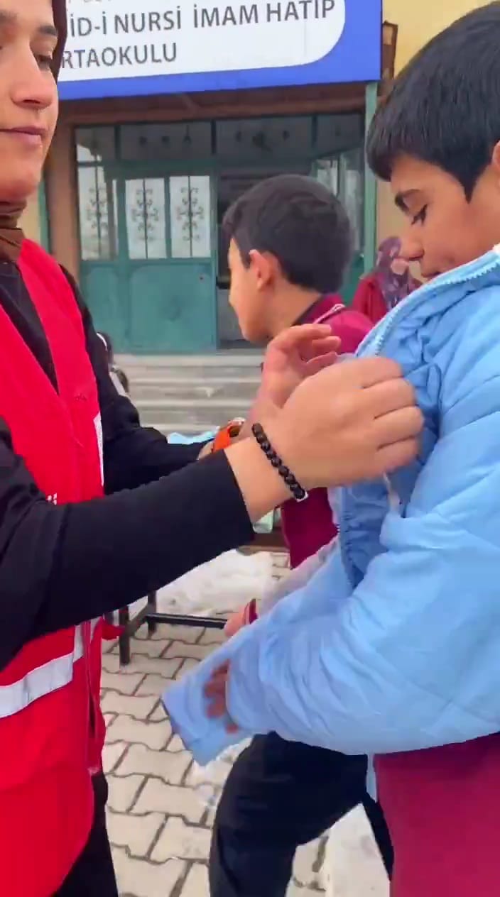 Doğubayazıt Kızılay'dan çocuklara kış yardımı (Videolu Haber)