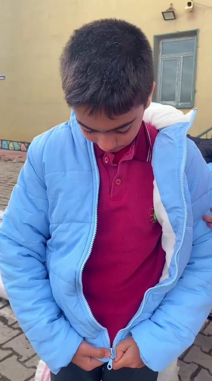 Doğubayazıt Kızılay'dan çocuklara kış yardımı (Videolu Haber)