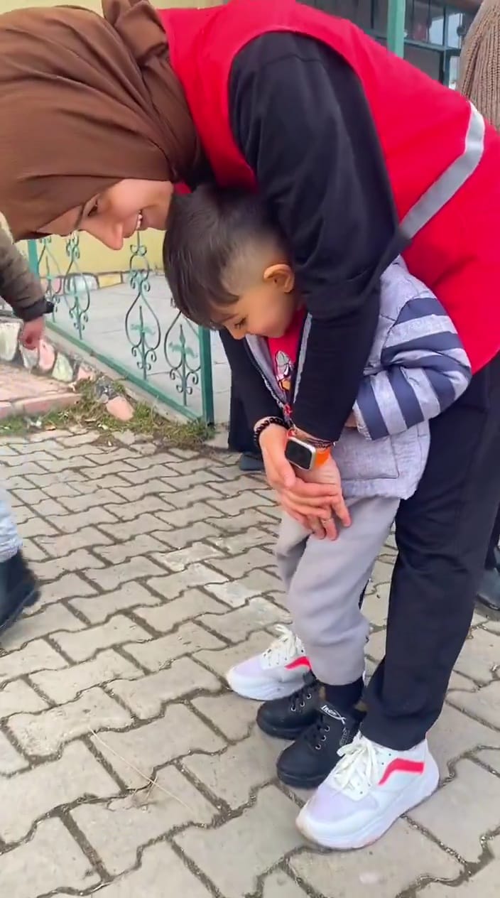 Doğubayazıt Kızılay'dan çocuklara kış yardımı (Videolu Haber)