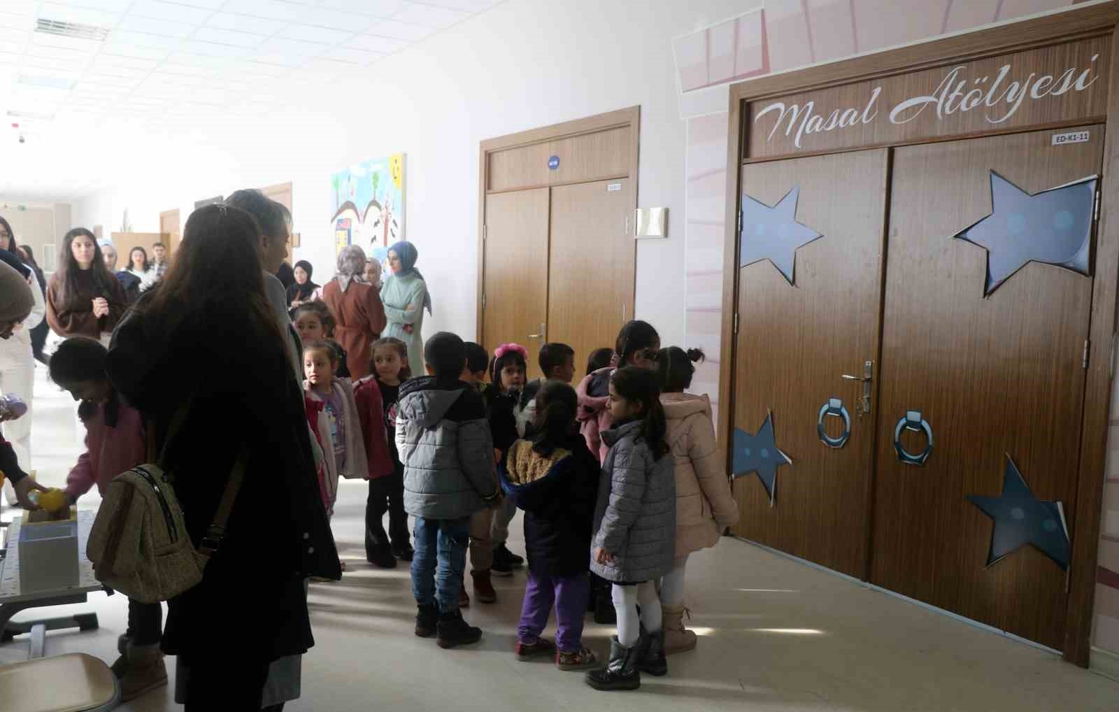 Bu sınıfta minik öğrencilere masal anlatılıyor