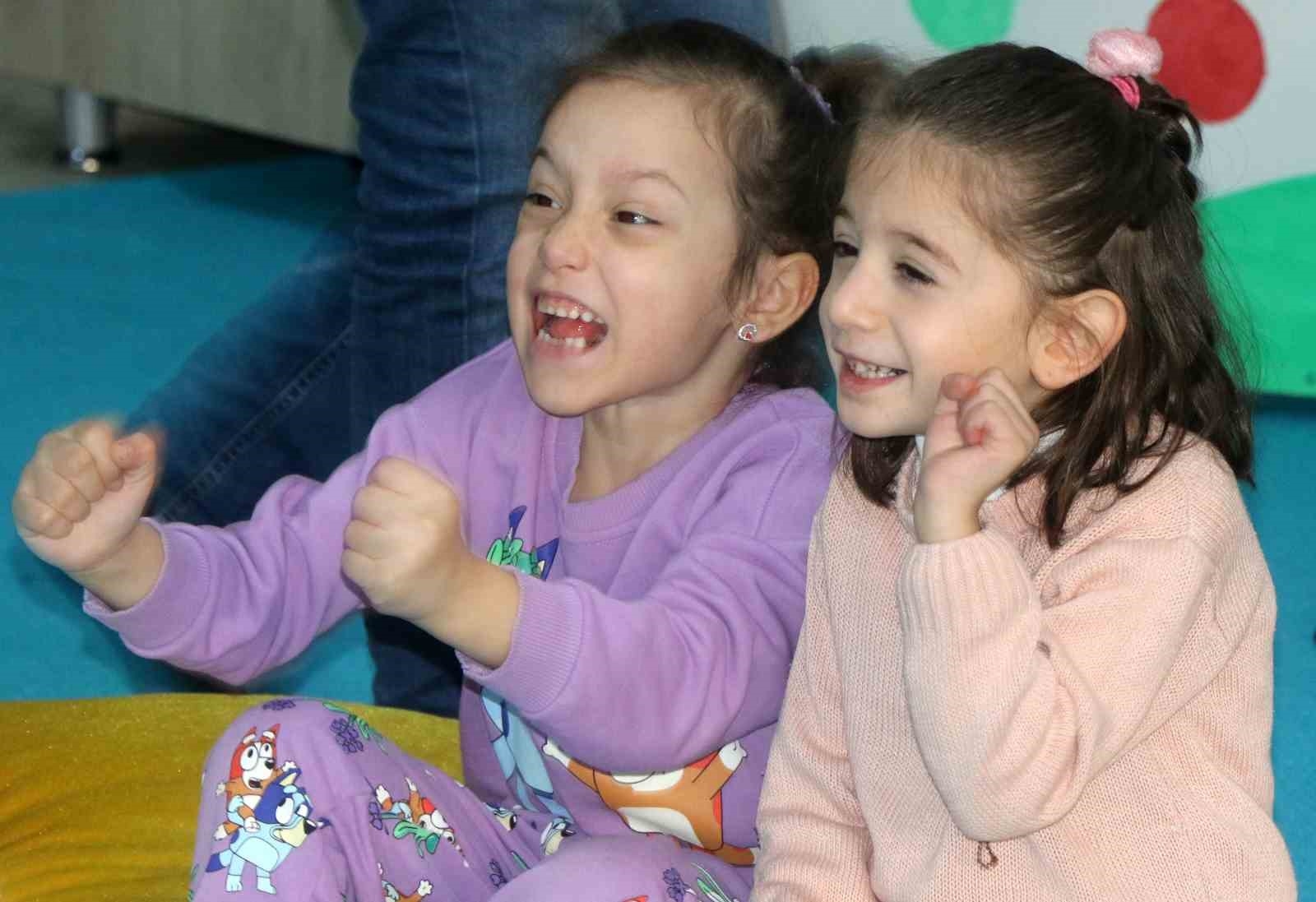 Bu sınıfta minik öğrencilere masal anlatılıyor