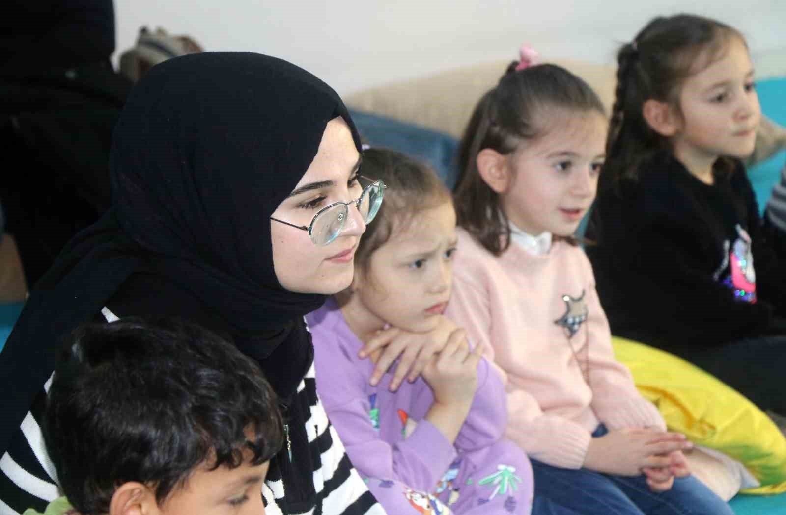 Bu sınıfta minik öğrencilere masal anlatılıyor