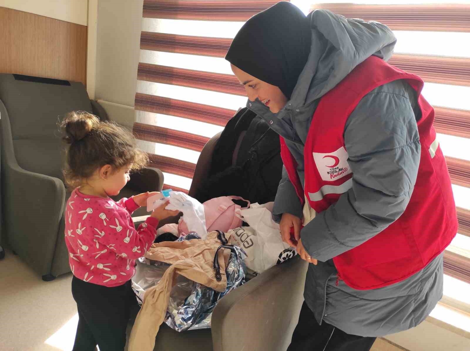 Türk Kızılay Ağrı Şubesinden yeni yılın ilk bebeklerine 'Sevgi Bohçası'