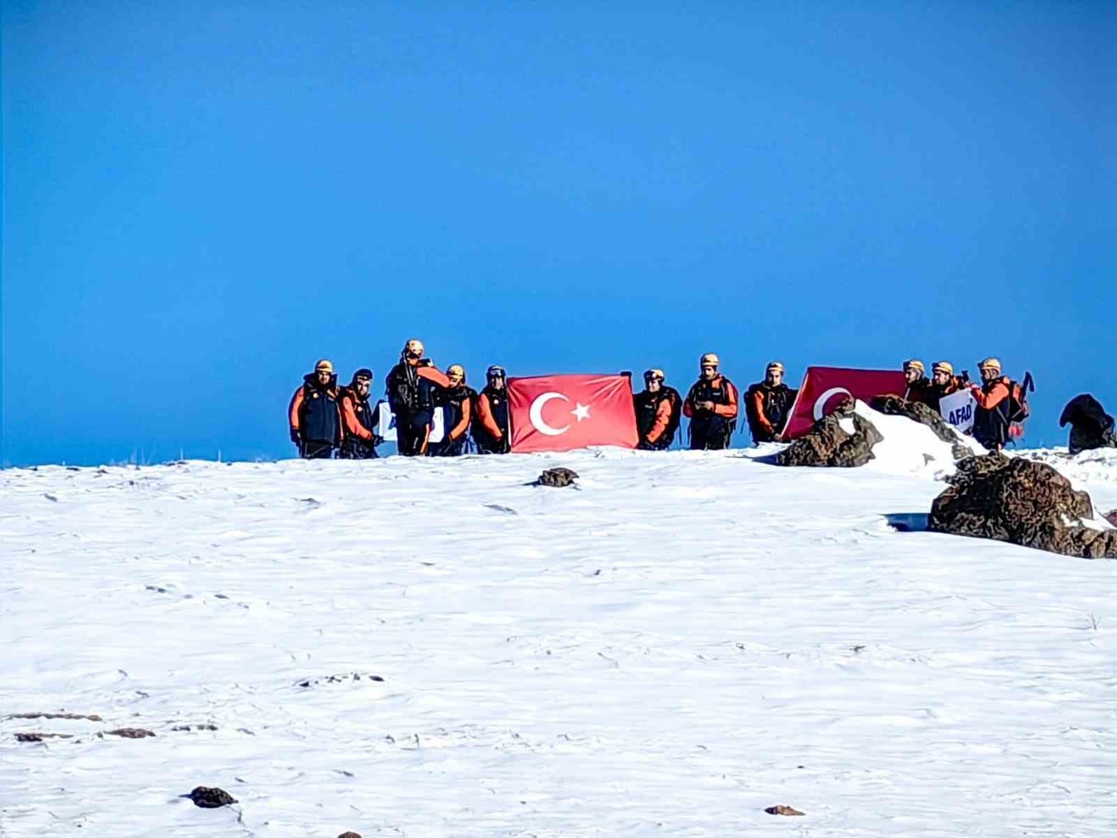 Van'da Sarıkamış şehitleri Erek Dağı'nın zirvesinde anıldı