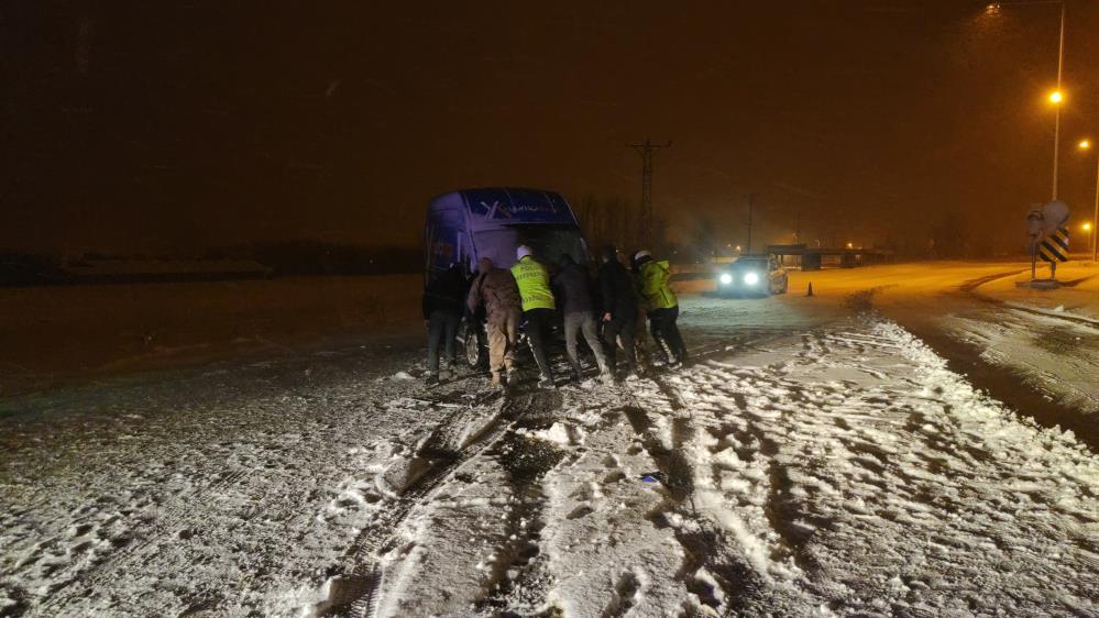 Van'da iki otomobil kafa kafaya çarpıştı:5 yaralı