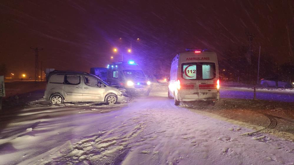 Van'da iki otomobil kafa kafaya çarpıştı:5 yaralı
