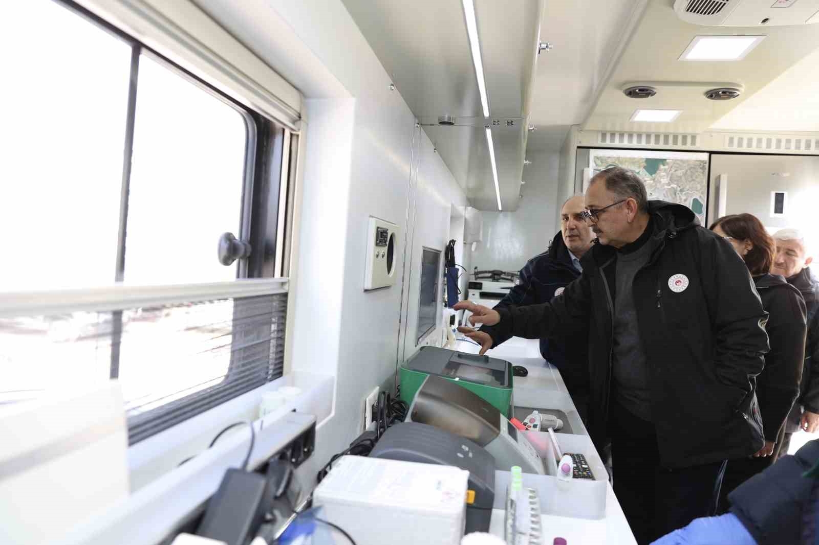 Bakan Özhaseki, maden sahasındaki laboratuvarlarda inceleme yaptı