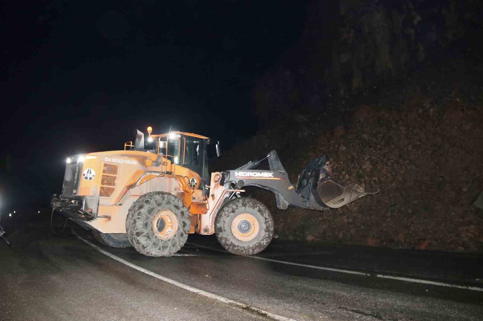 Bitlis'te yola düşen kayalar trafik akışını durdurdu
