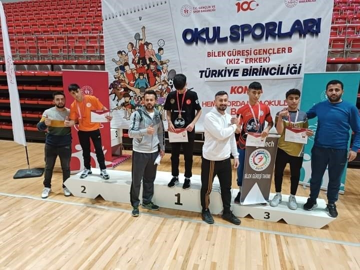 Güroymaklı öğrenci bilek güreşinde Türkiye ikincisi oldu