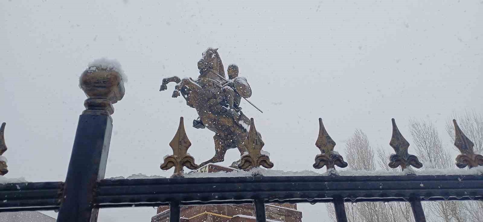 Malazgirt'te kar yağışı