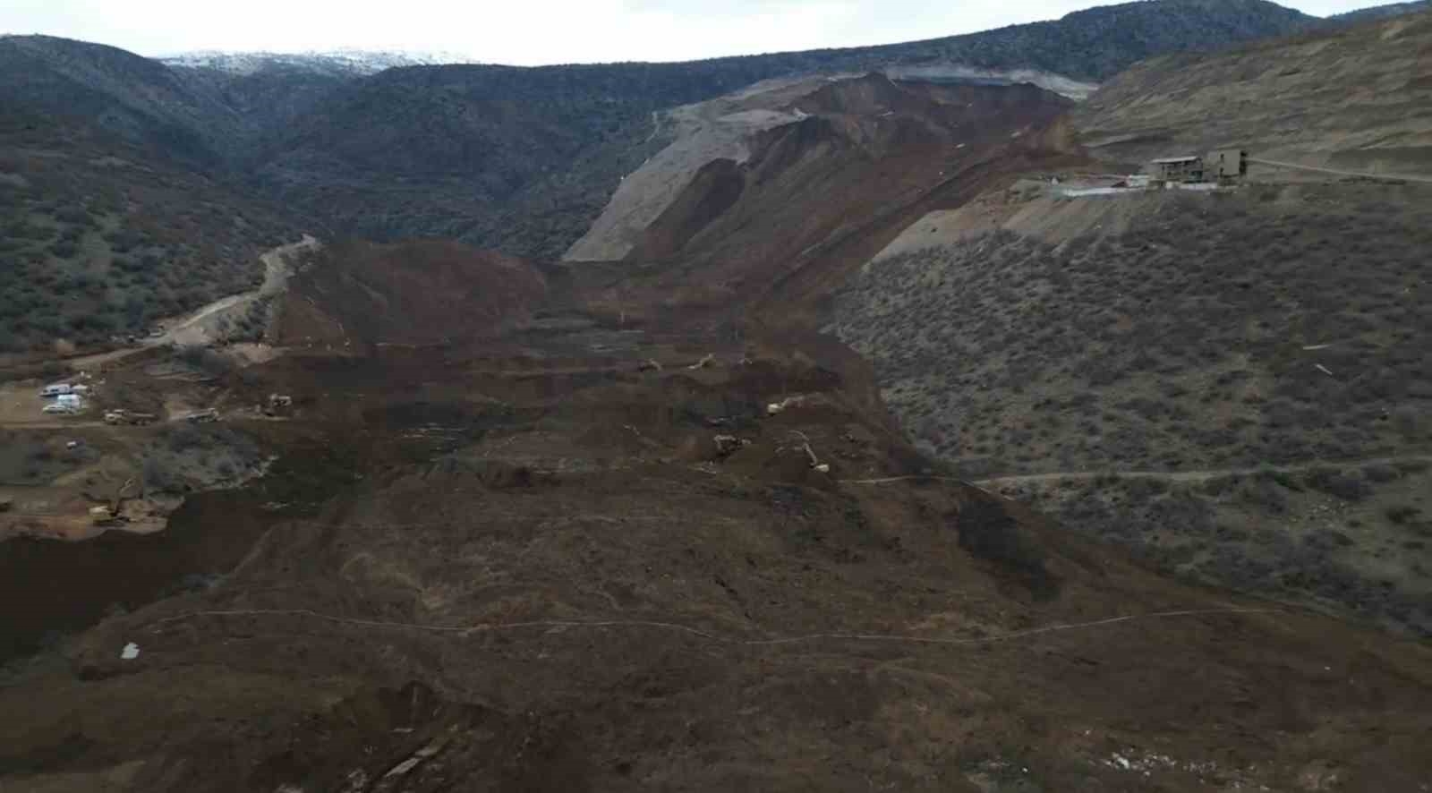 Toprak kayması sonucu kayıp 9 işçiyi arama kurtarma çalışmaları aralıksız sürüyor
