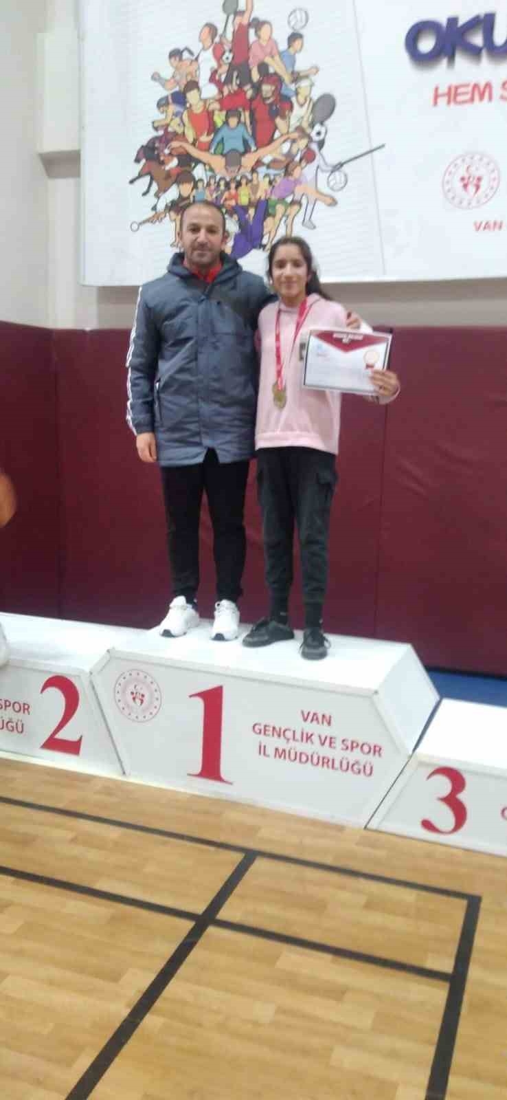 Vanlı kız öğrenci bilek güreşinde il birincisi oldu