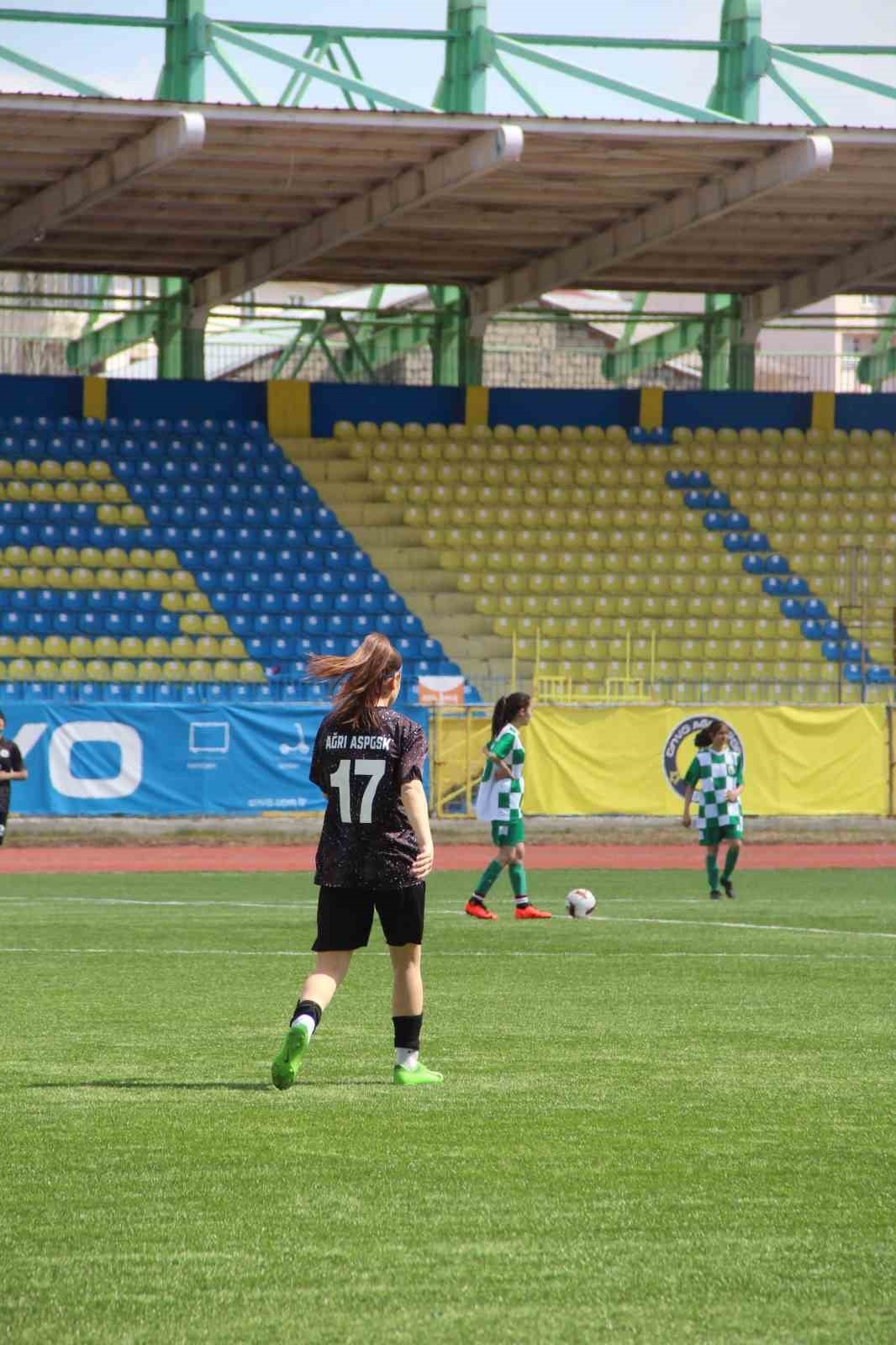 Ağrı'da Aile ve Sosyal Politikalar Kız Futbol Takımı 76 Iğdır Spor'u yendi