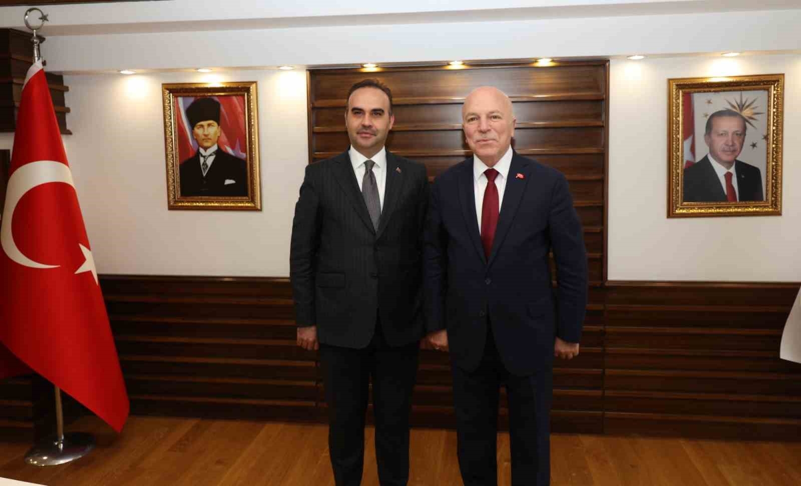 Bakan Kacır'dan Başkan Sekmen'e övgü