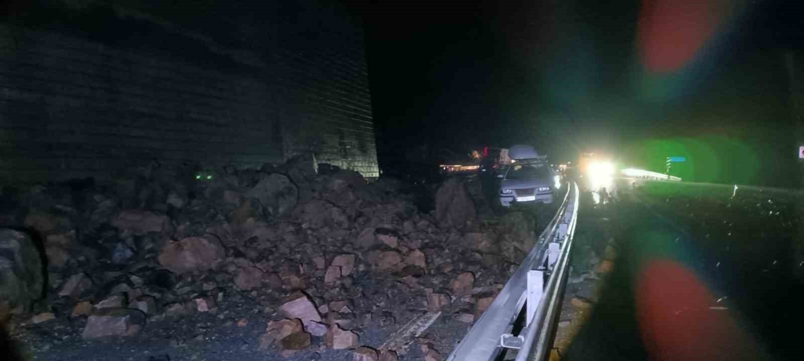 Bitlis'te etkili olan yağış heyelana neden oldu