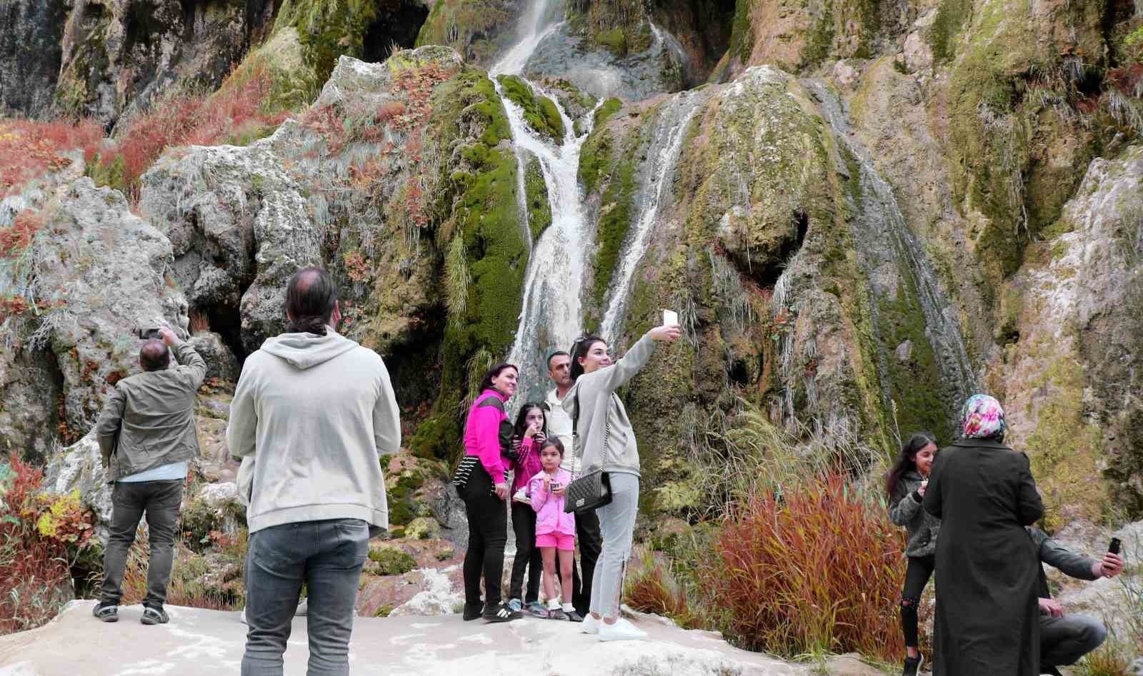 Erzincan Girlevik Şelalesi'nde hafta sonu yoğunluğu