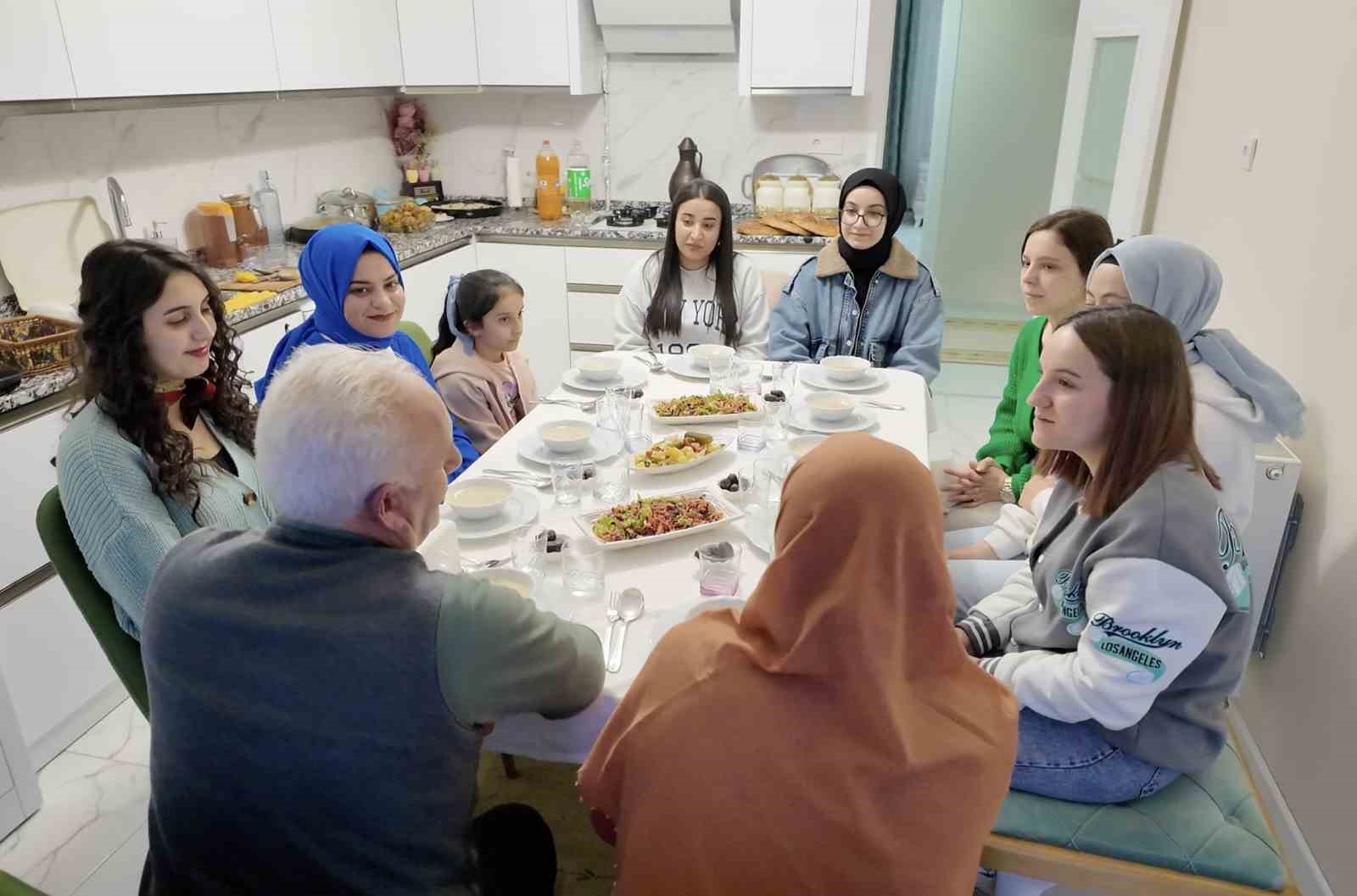 Erzincan'da "Gurbetteki Ailem" projesiyle üniversitesi öğrencileri ramazanda aile sıcaklığını hissediyor
