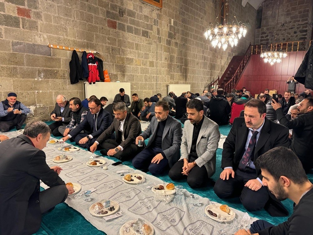 Erzurum Ulu Cami'de sessiz iftar