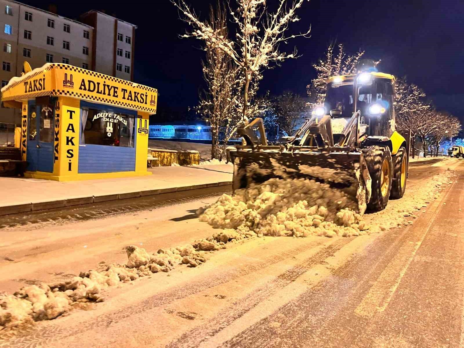 Erzurum'da 164 köyü kapalı, termometreler -13'ü gösterdi