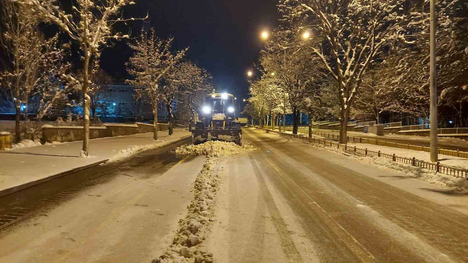 Erzurum'da 164 köyü kapalı, termometreler -13'ü gösterdi