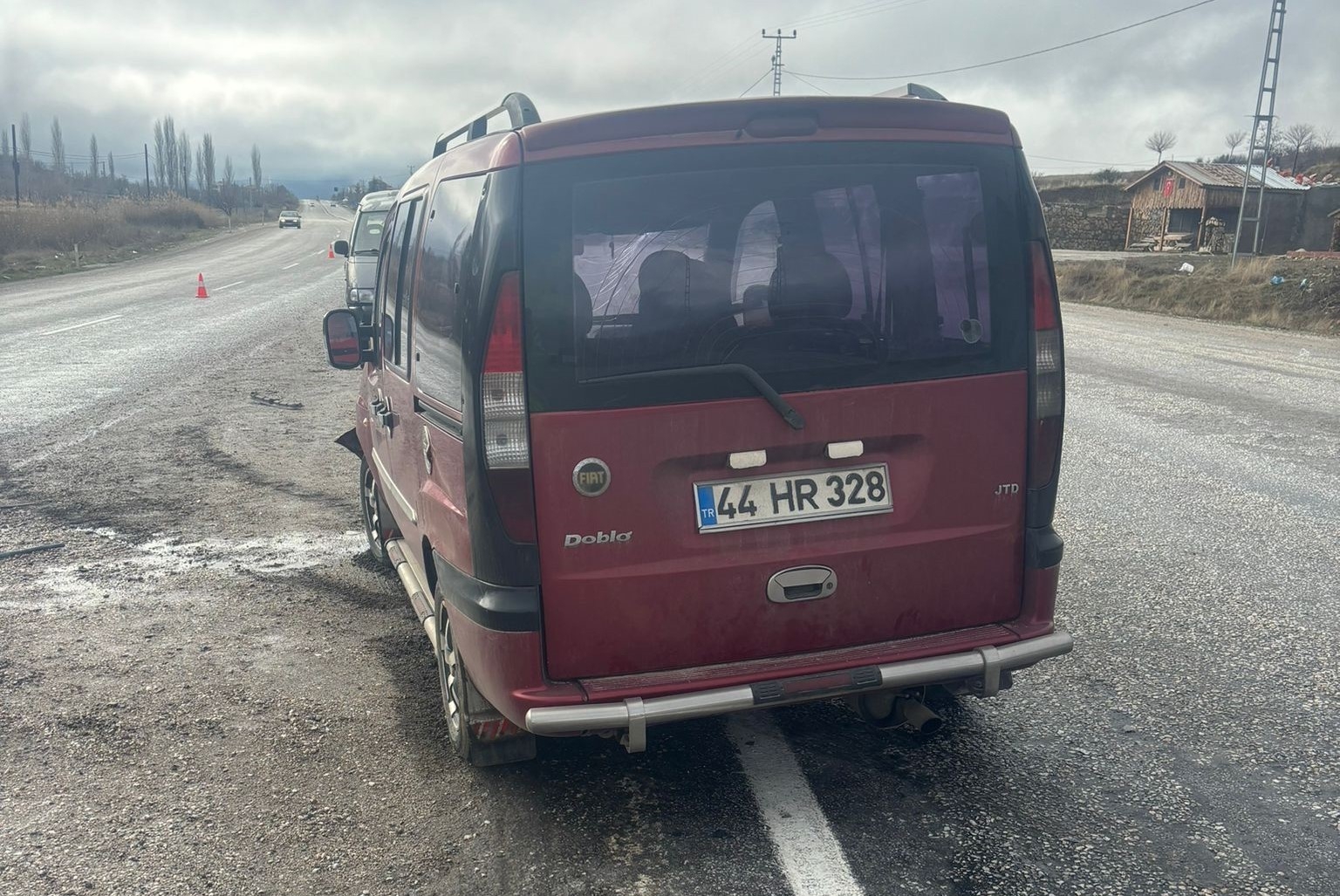 Hafif ticari araçlar çarpıştı, 1 yaralı