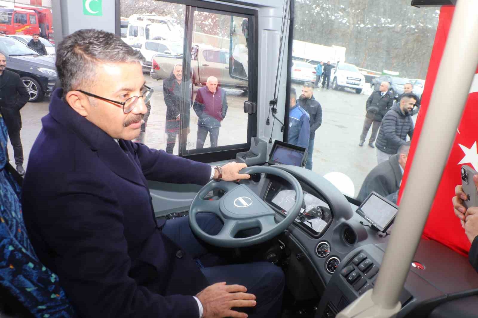Hakkari Belediyesi araç filosuna 6 araç daha ekledi