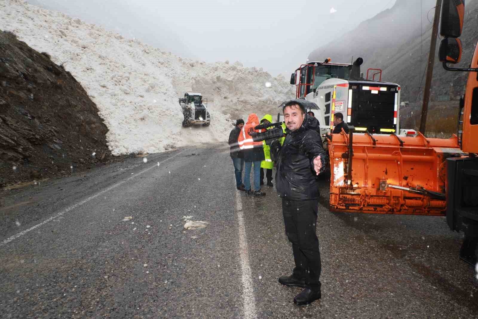 Hakkari-Çukurca kara yolu çığdan temizleniyor