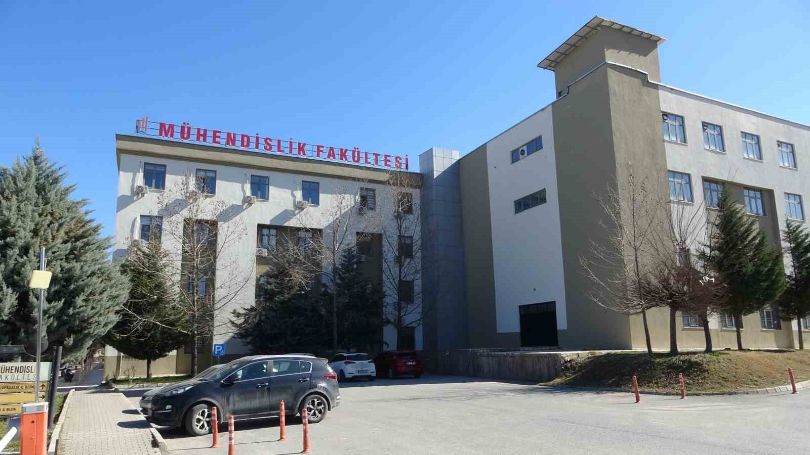Öğretim Üyesi Dr. Aydın, "Sosyal medyanın yetiştirmiş olduğu bir nesil ile karşılaşabiliriz"