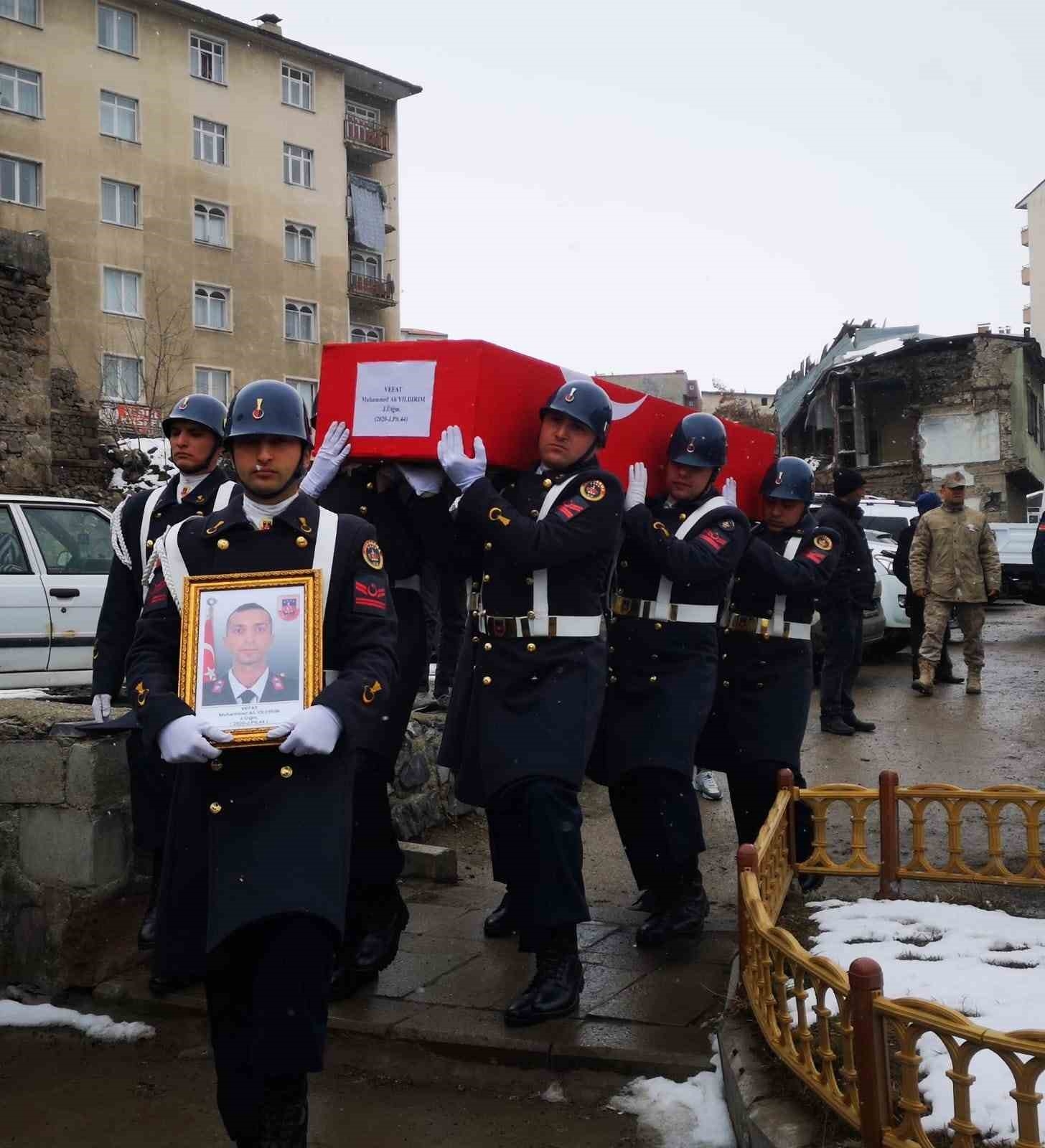 Trafik kazasında hayatını kaybeden pilot üsteğmen son yolculuğuna uğurlandı