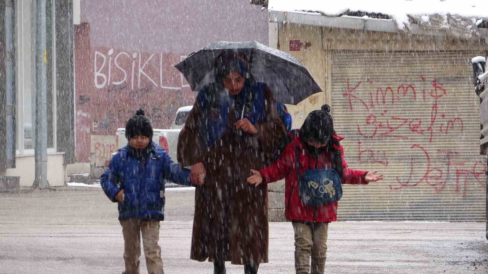 Van'da kar yağışı: 78 yol ulaşıma kapandı