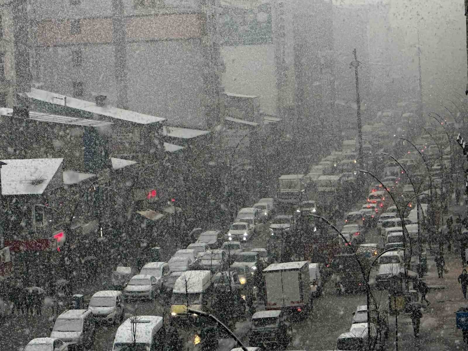 Yüksekova'da sağanak yerini kar yağışına bıraktı