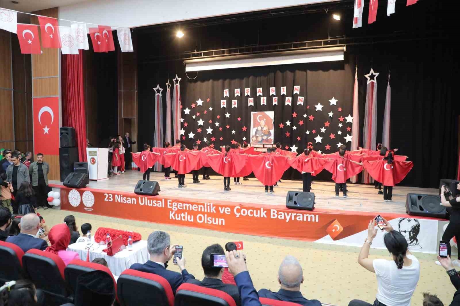 Ağrı'da, Ulusal Egemenlik ve Çocuk Bayramı coşkuyla kutlandı