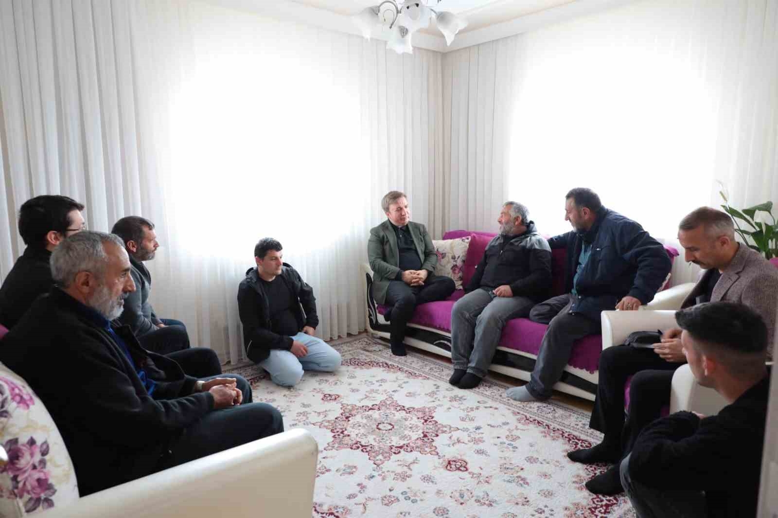 Erzincan Valisi Hamza Aydoğdu ve eşi şehit ailesine bayram ziyaretin de bulundu
