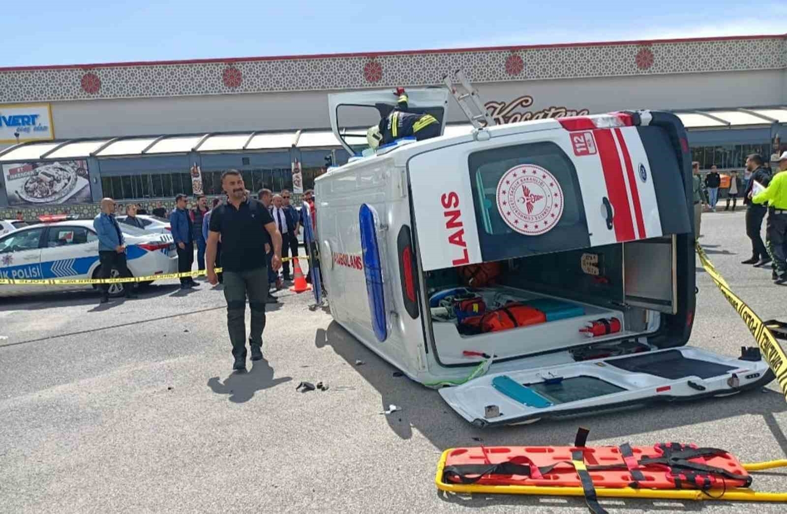 Erzincan'da otomobil ile ambulans çarpıştı: 6 yaralı