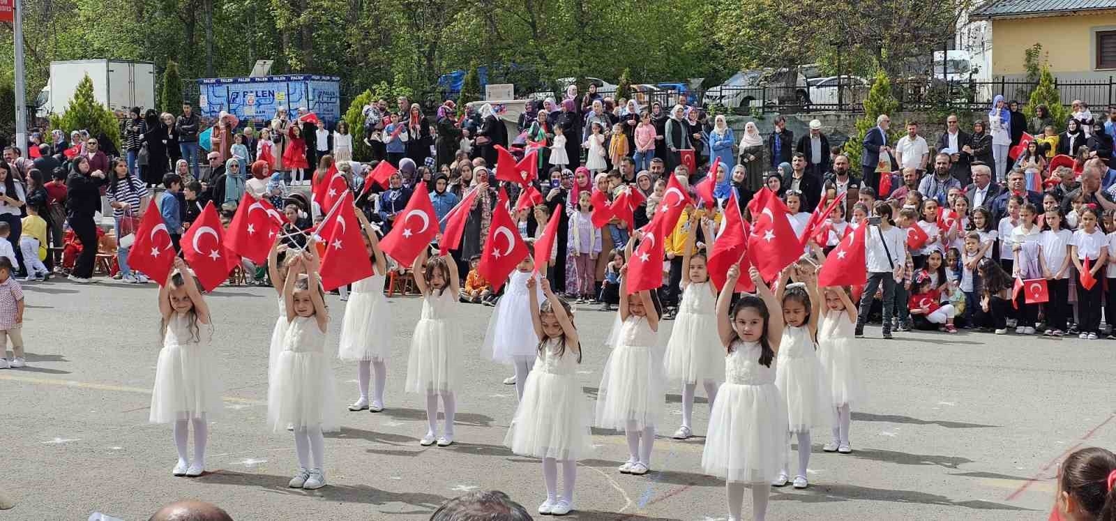 Erzurum'un ilçesi İspir'de 23 Nisan coşkusu