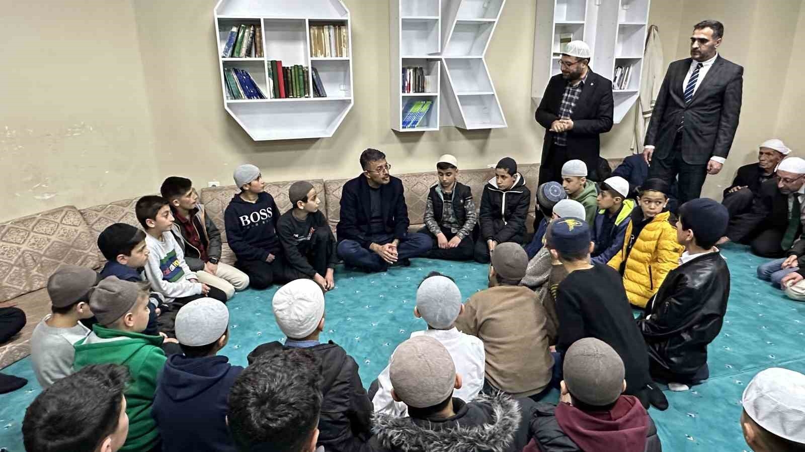 Hakkari Valisi Ali Çelik: "45 öğrencimizi İstanbul'a gezi ve maça göndereceğiz"