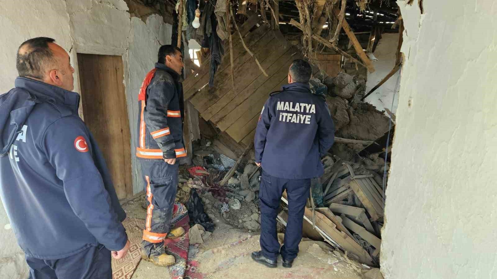 Malatya'da göçük altında kalan 6 büyükbaş hayvanı itfaiye kurtardı